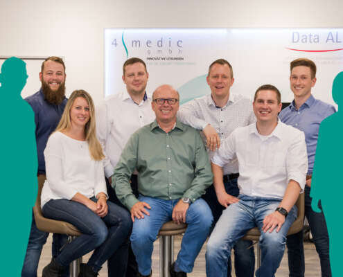 Teambild 4medic Medizintechnik mit zwei Platzhaltern für Mitarbeiter